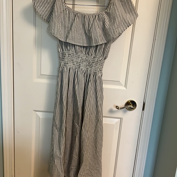 Ruffle Zara dress! Off or on shoulder - size M - Picture 7 of 9